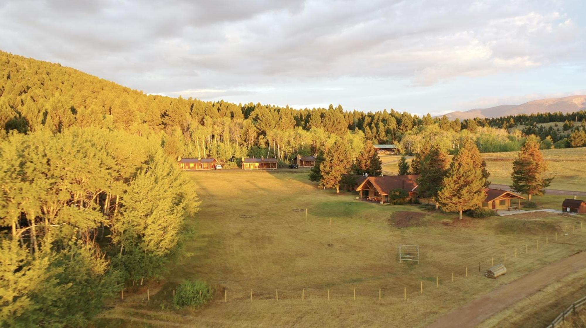 Hotel Grassy Mountain Ranch à White Sulphur Springs Extérieur photo